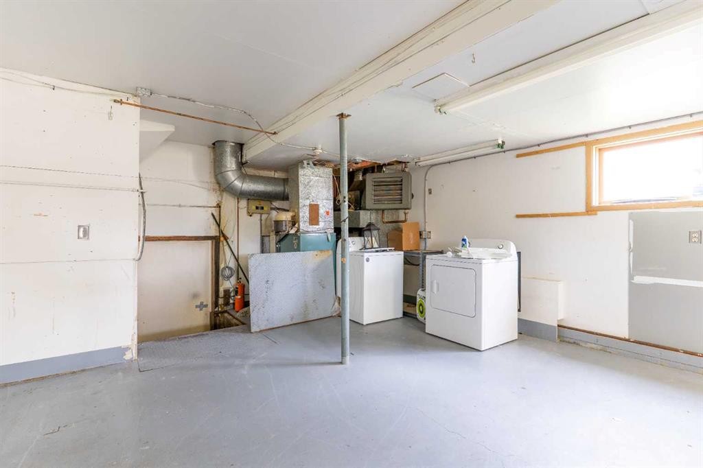 1008 Shawnee Drive Sw, Calgary, AB - Indoor Photo Showing Laundry Room