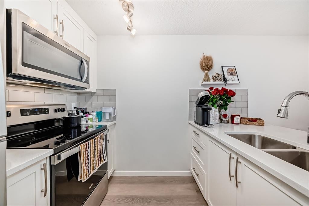 405-474 Seton Circle, Calgary, AB - Indoor Photo Showing Kitchen With Double Sink