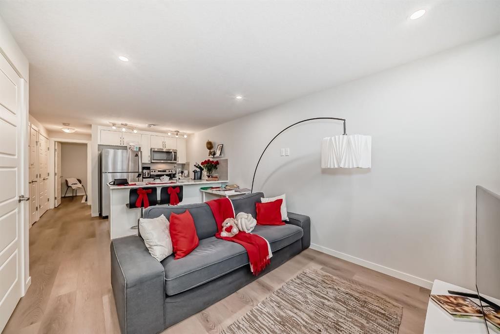 405-474 Seton Circle, Calgary, AB - Indoor Photo Showing Living Room