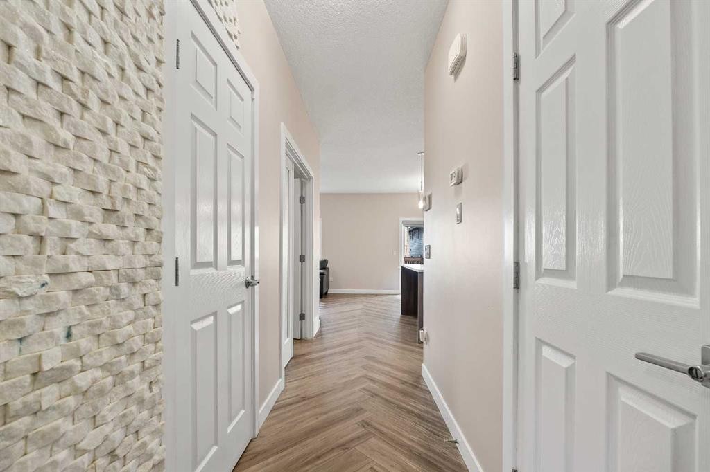 320 Nolancrest Circle Nw, Calgary, AB - Indoor Photo Showing Other Room