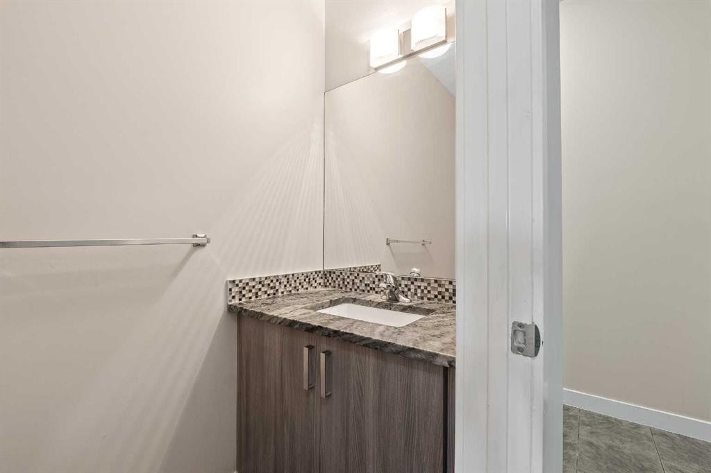 320 Nolancrest Circle Nw, Calgary, AB - Indoor Photo Showing Bathroom