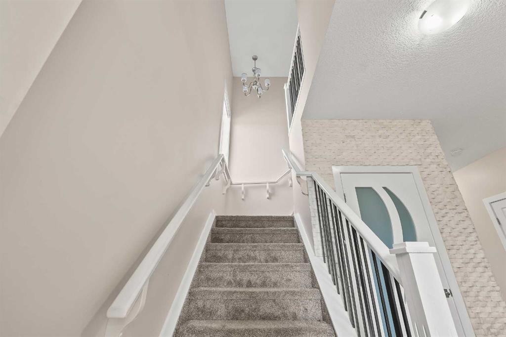 320 Nolancrest Circle Nw, Calgary, AB - Indoor Photo Showing Other Room