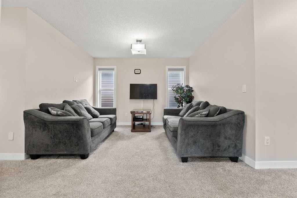 320 Nolancrest Circle Nw, Calgary, AB - Indoor Photo Showing Living Room