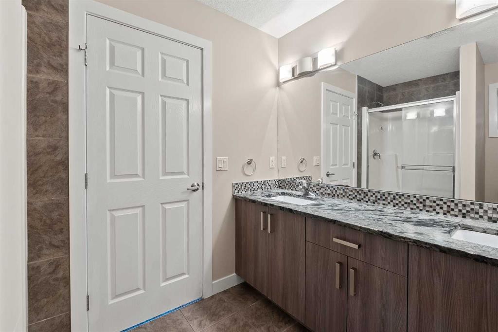 320 Nolancrest Circle Nw, Calgary, AB - Indoor Photo Showing Bathroom