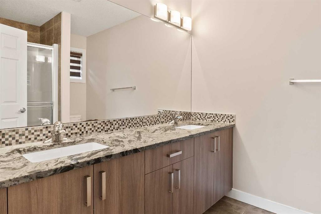 320 Nolancrest Circle Nw, Calgary, AB - Indoor Photo Showing Bathroom