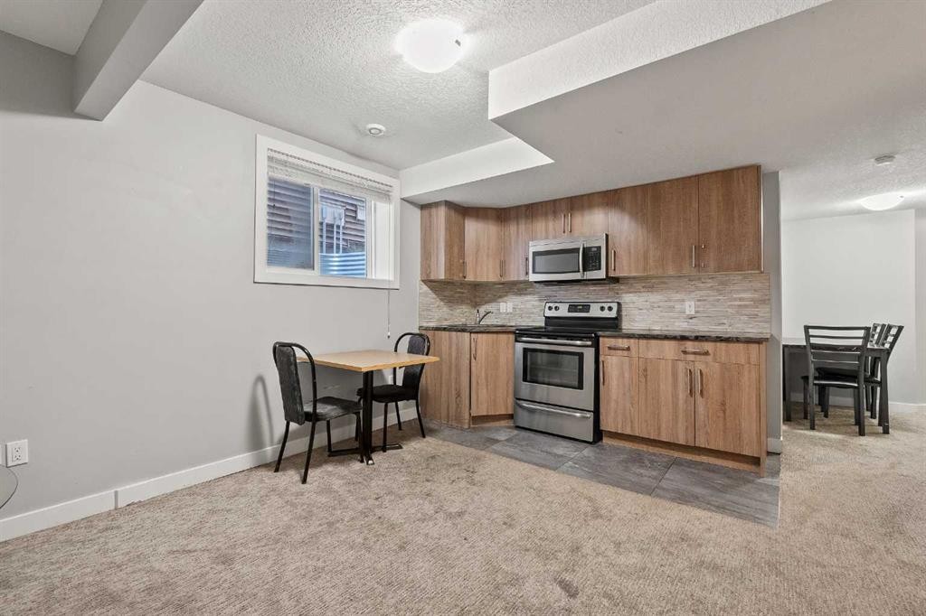 320 Nolancrest Circle Nw, Calgary, AB - Indoor Photo Showing Kitchen