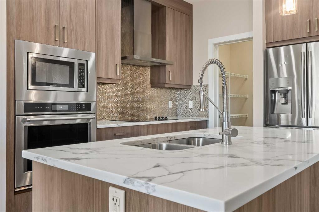 320 Nolancrest Circle Nw, Calgary, AB - Indoor Photo Showing Kitchen With Double Sink With Upgraded Kitchen
