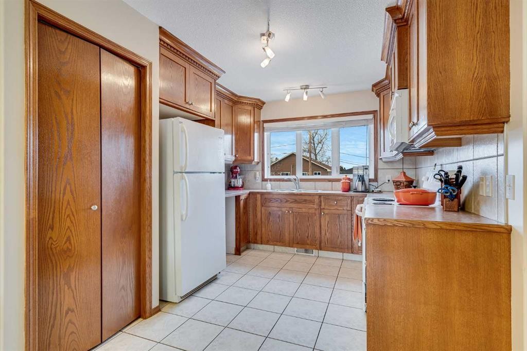 112 6 Avenue, Strathmore, AB - Indoor Photo Showing Kitchen