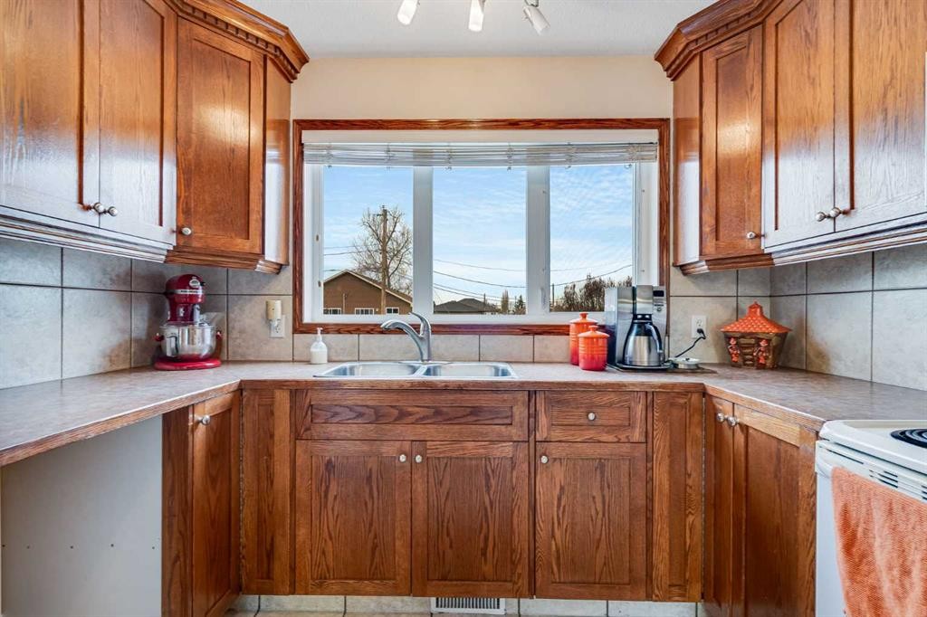 112 6 Avenue, Strathmore, AB - Indoor Photo Showing Kitchen With Double Sink
