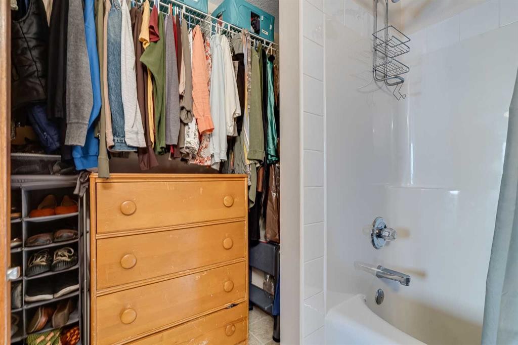 112 6 Avenue, Strathmore, AB - Indoor Photo Showing Bathroom