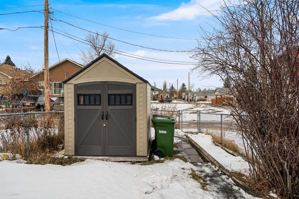 112 6 Avenue, Strathmore, AB - Outdoor