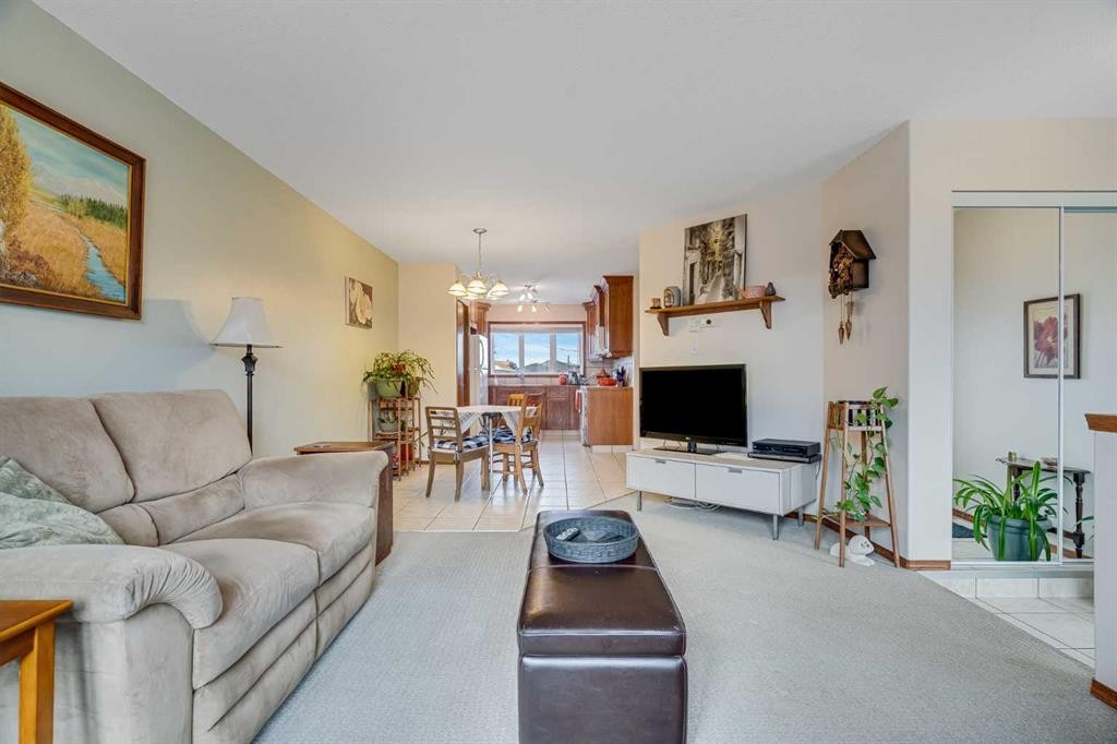 112 6 Avenue, Strathmore, AB - Indoor Photo Showing Living Room