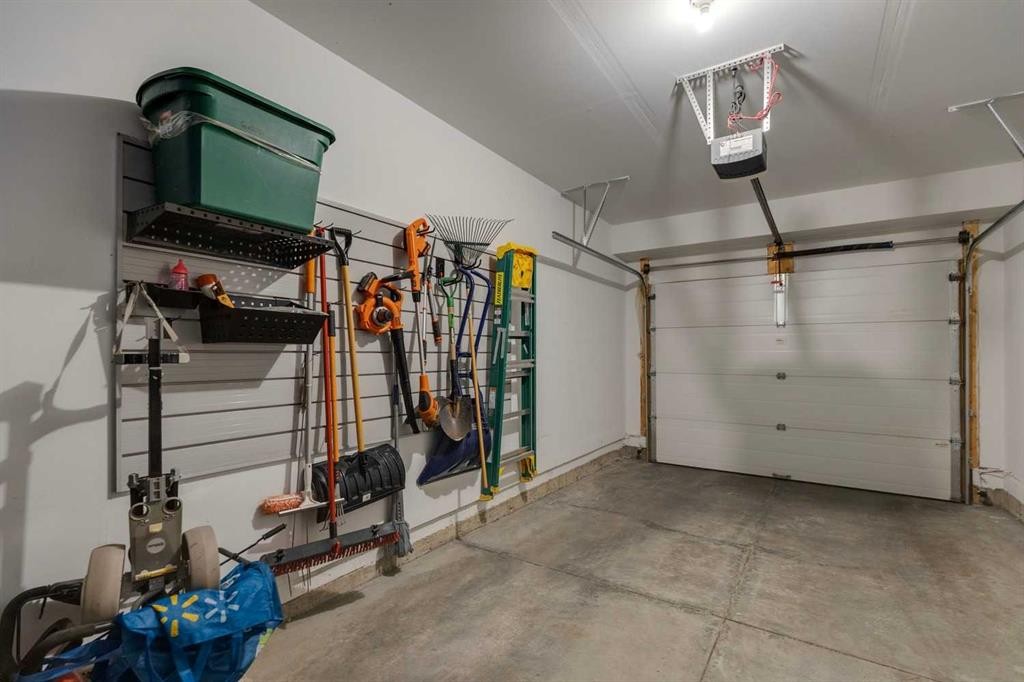 55 Sage Bluff Heights Nw, Calgary, AB - Indoor Photo Showing Garage