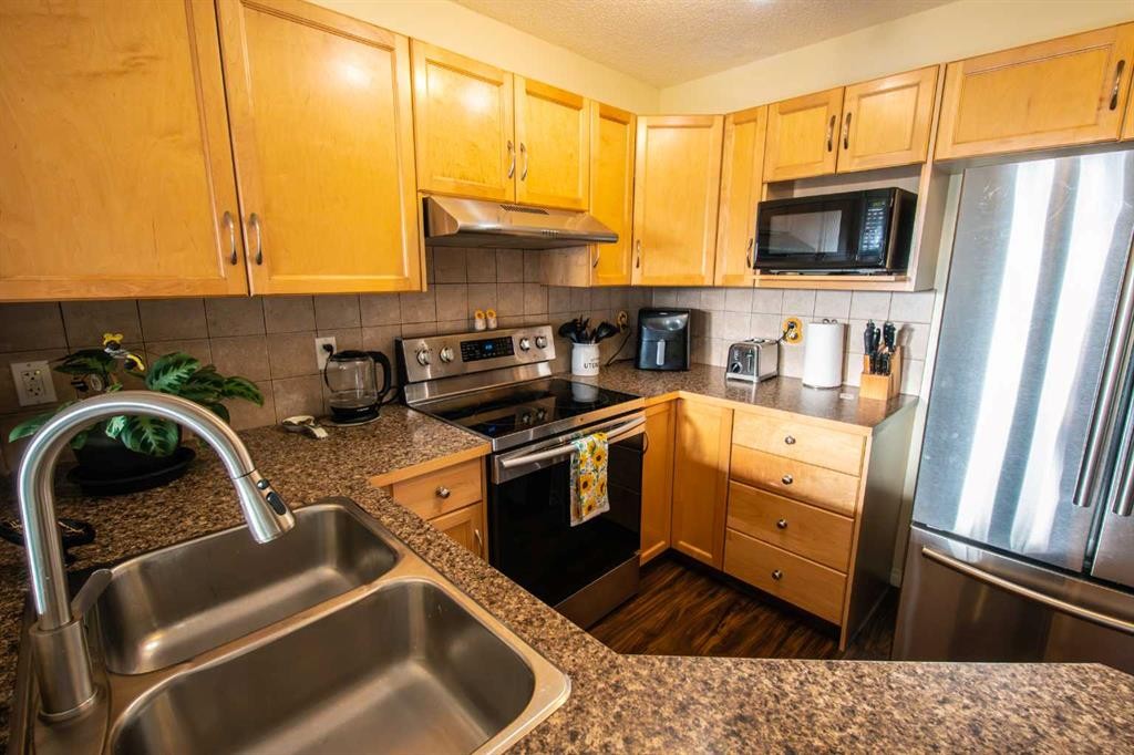 11 Saddlebrook Mews Ne, Calgary, AB - Indoor Photo Showing Kitchen With Double Sink