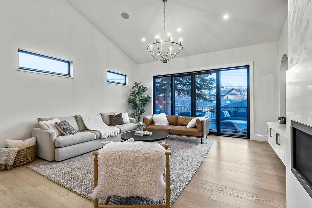 56 Lissington Drive Sw, Calgary, AB - Indoor Photo Showing Living Room