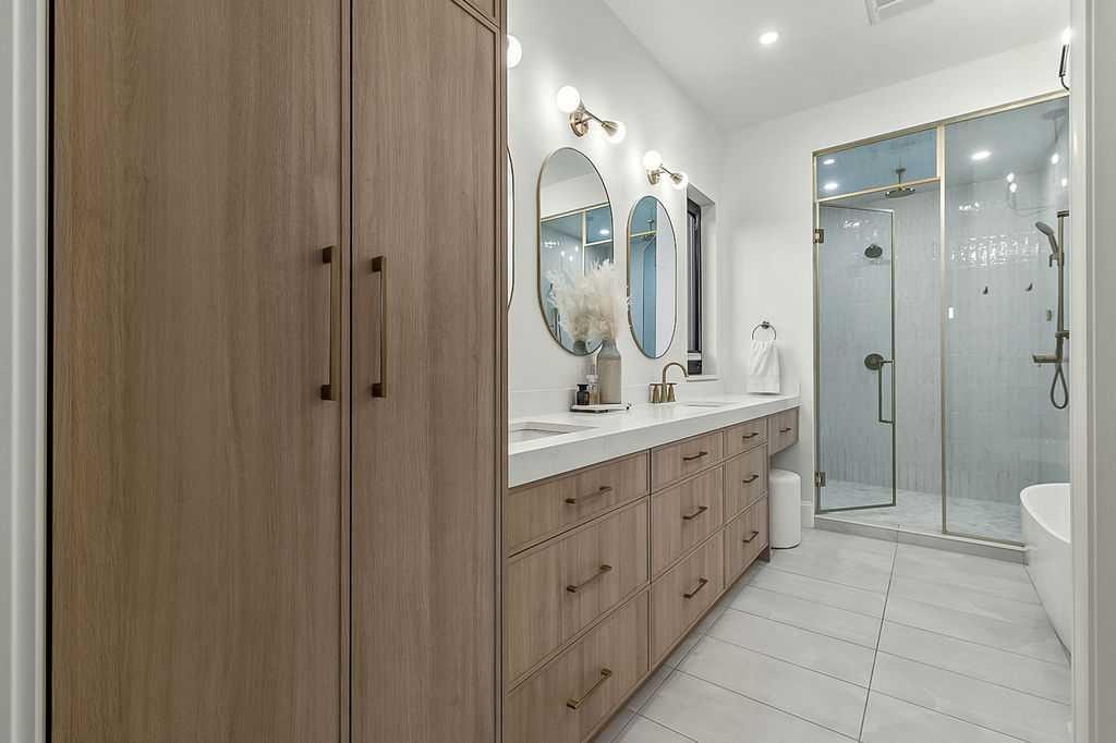 56 Lissington Drive Sw, Calgary, AB - Indoor Photo Showing Bathroom