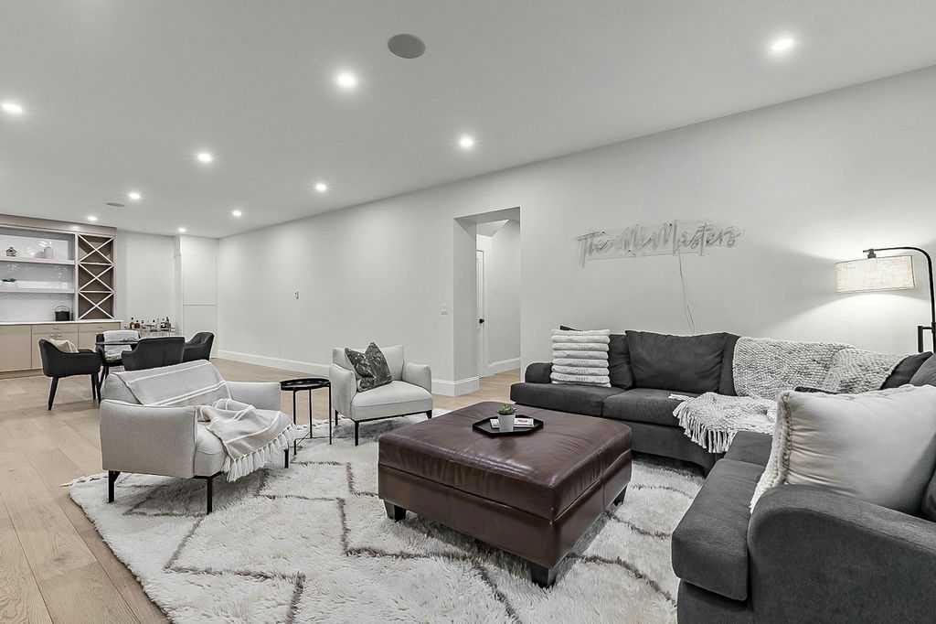 56 Lissington Drive Sw, Calgary, AB - Indoor Photo Showing Living Room