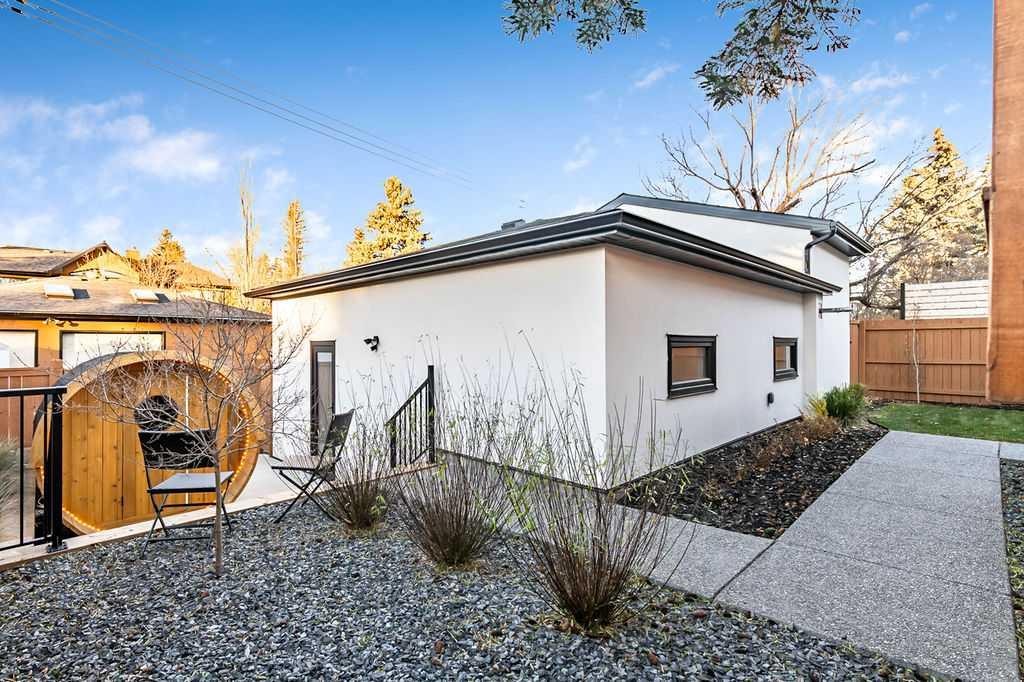 56 Lissington Drive Sw, Calgary, AB - Outdoor