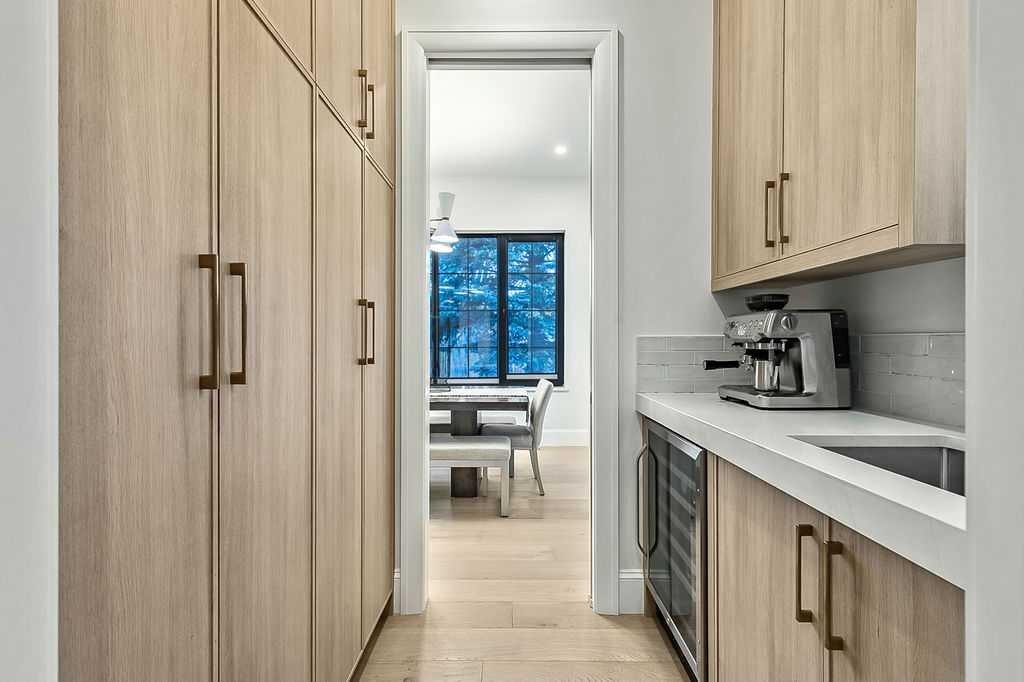 56 Lissington Drive Sw, Calgary, AB - Indoor Photo Showing Kitchen