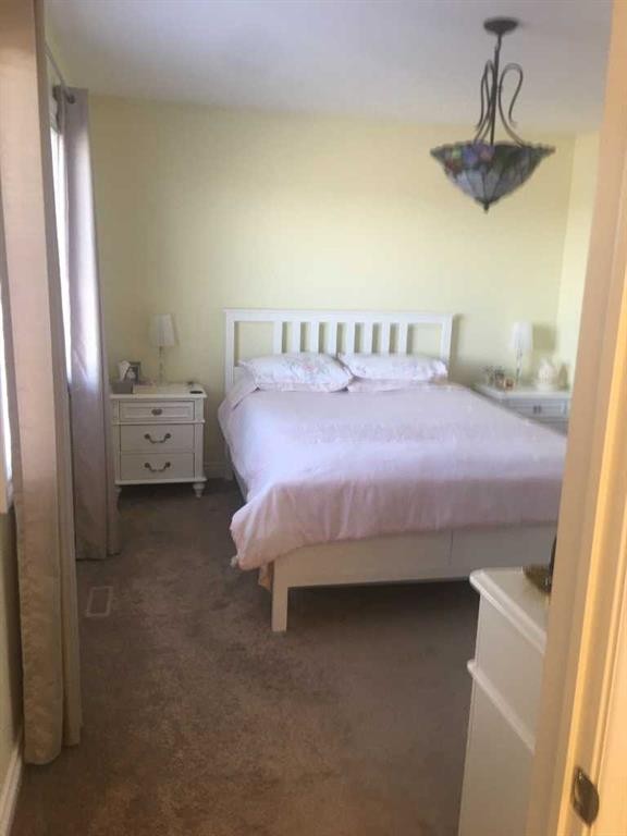 1100 Bayview Gardens Sw, Airdrie, AB - Indoor Photo Showing Bedroom