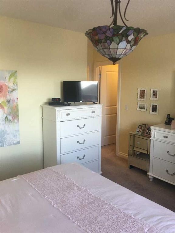 1100 Bayview Gardens Sw, Airdrie, AB - Indoor Photo Showing Bedroom