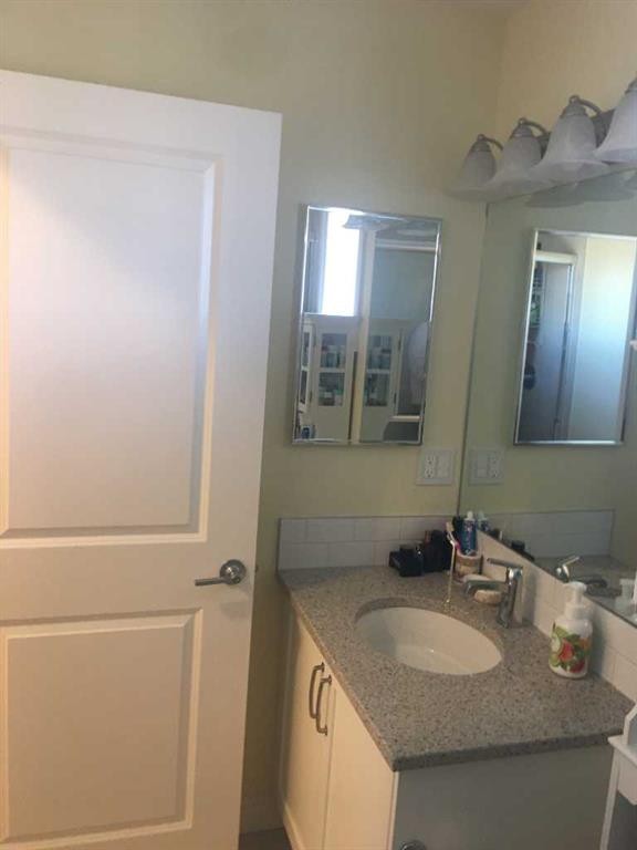 1100 Bayview Gardens Sw, Airdrie, AB - Indoor Photo Showing Bathroom