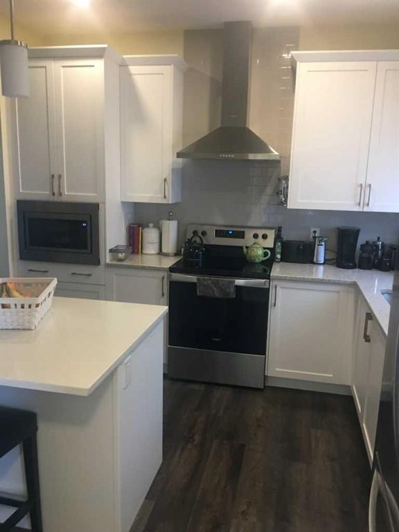 1100 Bayview Gardens Sw, Airdrie, AB - Indoor Photo Showing Kitchen