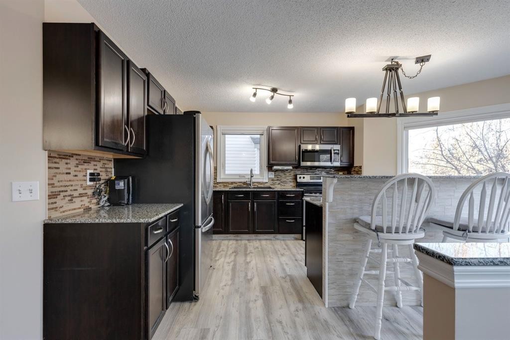 22 Hidden Spring Court Nw, Calgary, AB - Indoor Photo Showing Kitchen