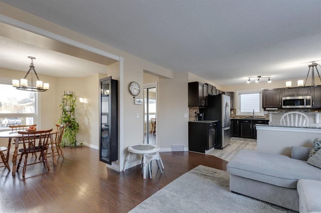 22 Hidden Spring Court Nw, Calgary, AB - Indoor Photo Showing Living Room