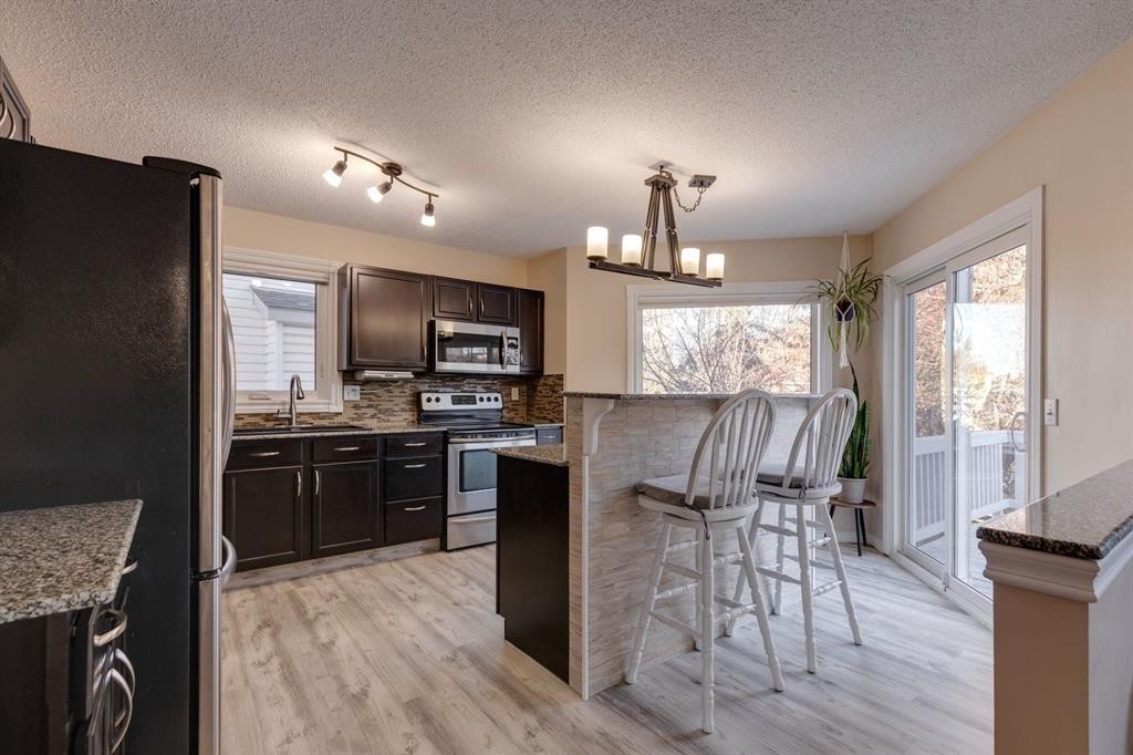22 Hidden Spring Court Nw, Calgary, AB - Indoor Photo Showing Kitchen With Upgraded Kitchen