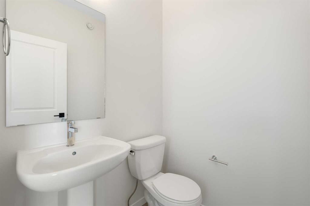75 Bluerock Terrace Sw, Calgary, AB - Indoor Photo Showing Bathroom