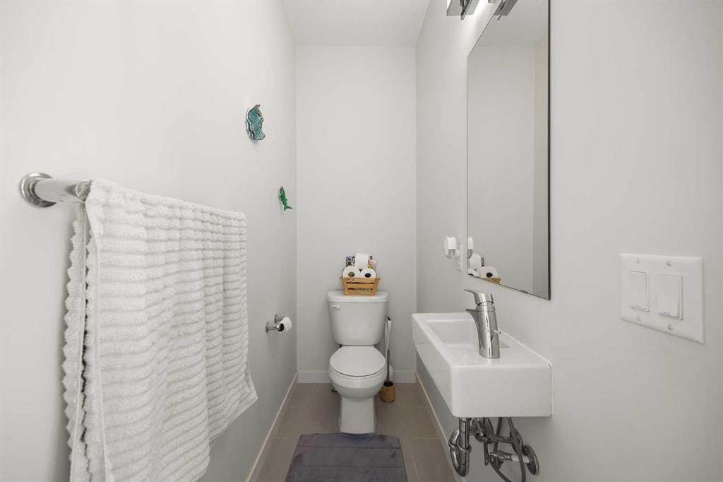 104 Sherwood Lane Nw, Calgary, AB - Indoor Photo Showing Bathroom
