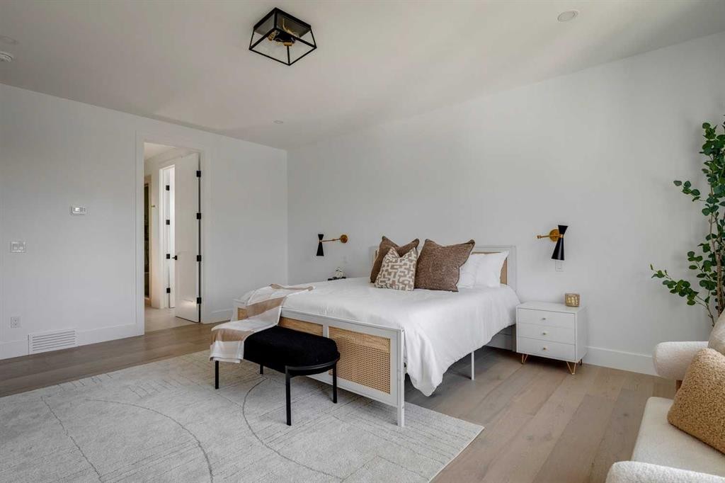 3444 Lane Crescent Sw, Calgary, AB - Indoor Photo Showing Bedroom