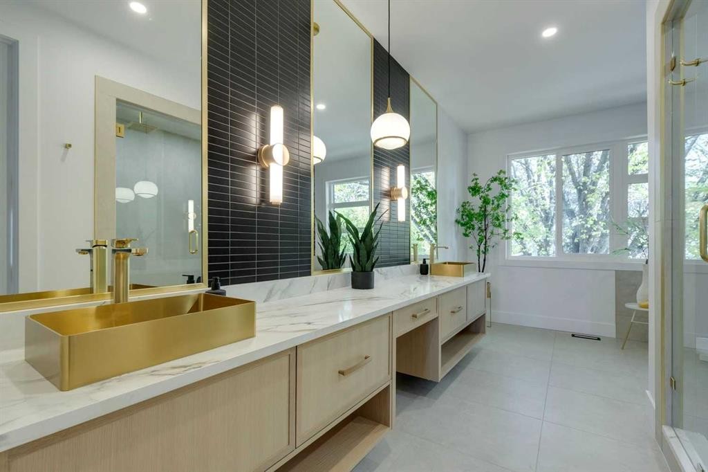 3444 Lane Crescent Sw, Calgary, AB - Indoor Photo Showing Bathroom