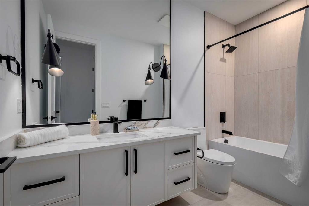 3444 Lane Crescent Sw, Calgary, AB - Indoor Photo Showing Bathroom