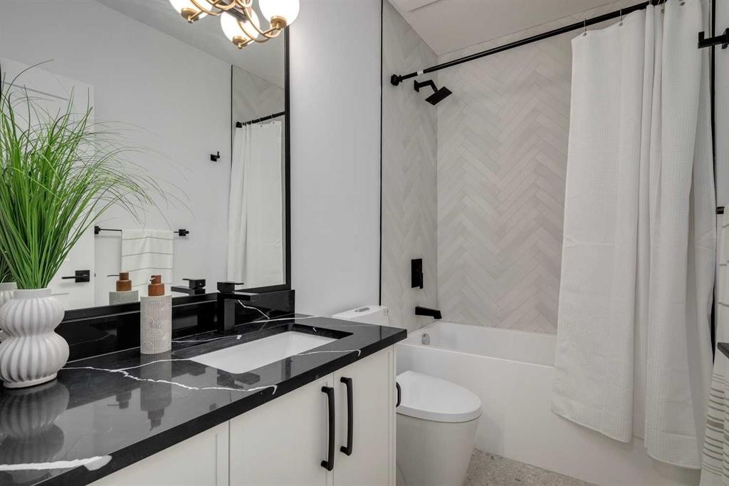 3444 Lane Crescent Sw, Calgary, AB - Indoor Photo Showing Bathroom