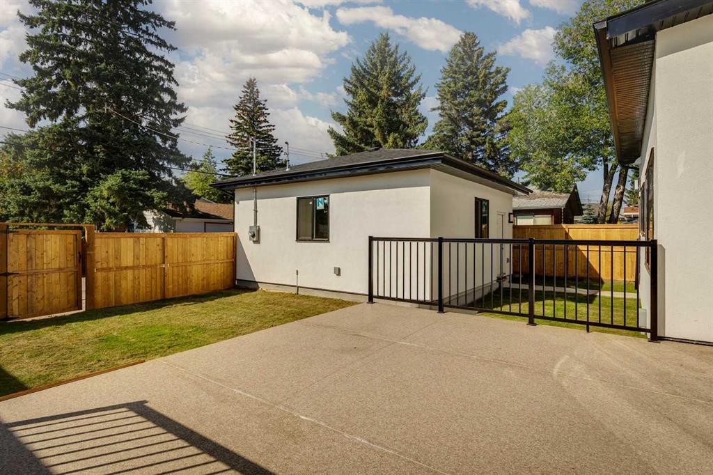 3444 Lane Crescent Sw, Calgary, AB - Outdoor