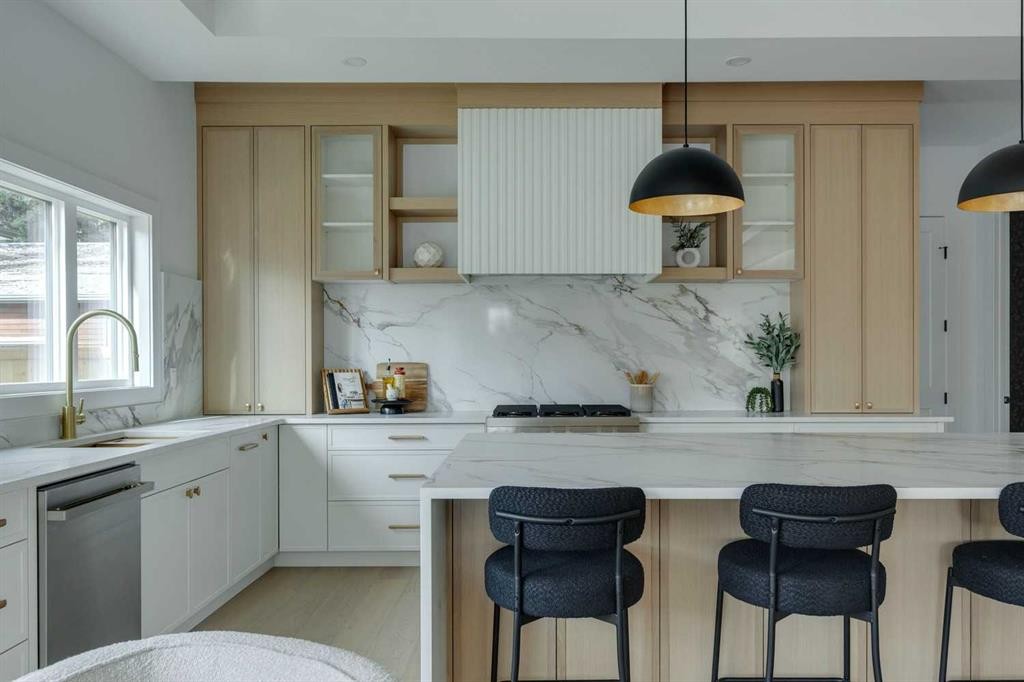 3444 Lane Crescent Sw, Calgary, AB - Indoor Photo Showing Kitchen With Upgraded Kitchen