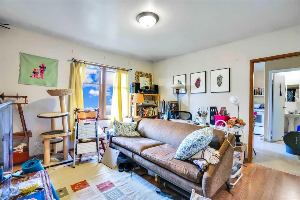 112 29 Avenue Nw, Calgary, AB - Indoor Photo Showing Living Room