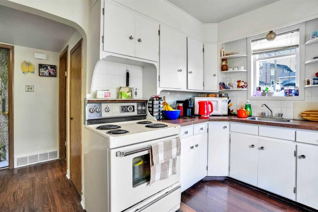 112 29 Avenue Nw, Calgary, AB - Indoor Photo Showing Kitchen