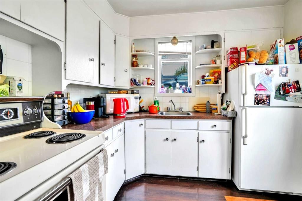 112 29 Avenue Nw, Calgary, AB - Indoor Photo Showing Kitchen