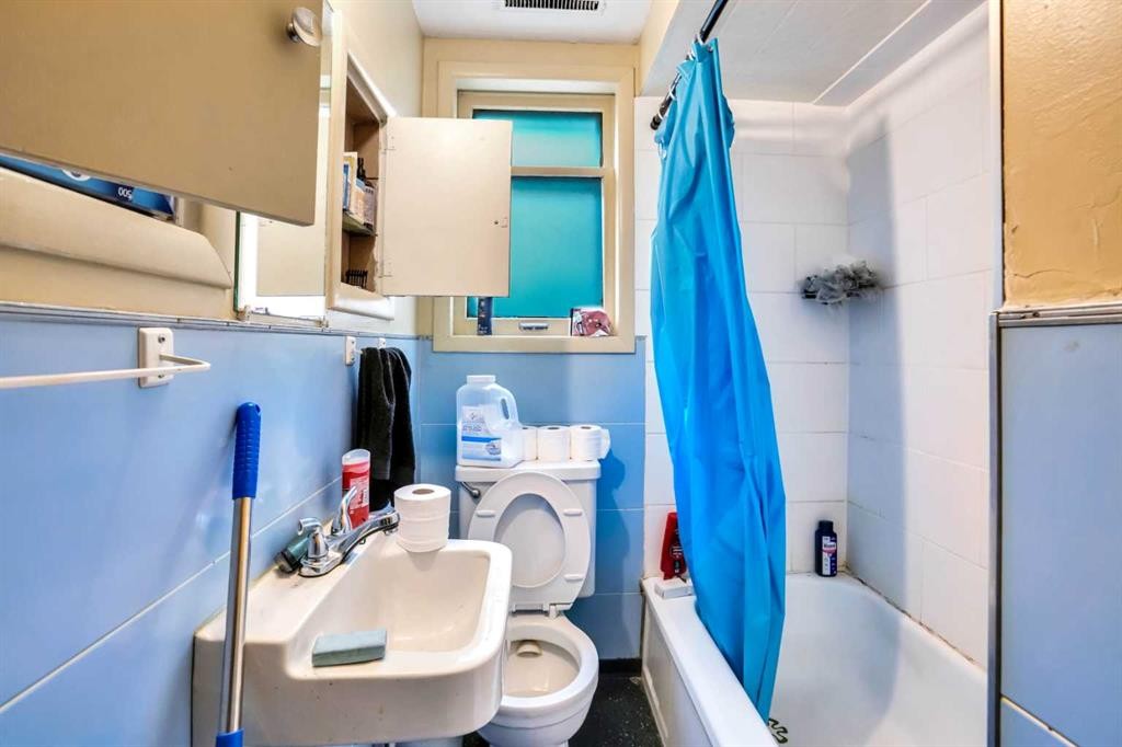 112 29 Avenue Nw, Calgary, AB - Indoor Photo Showing Bathroom