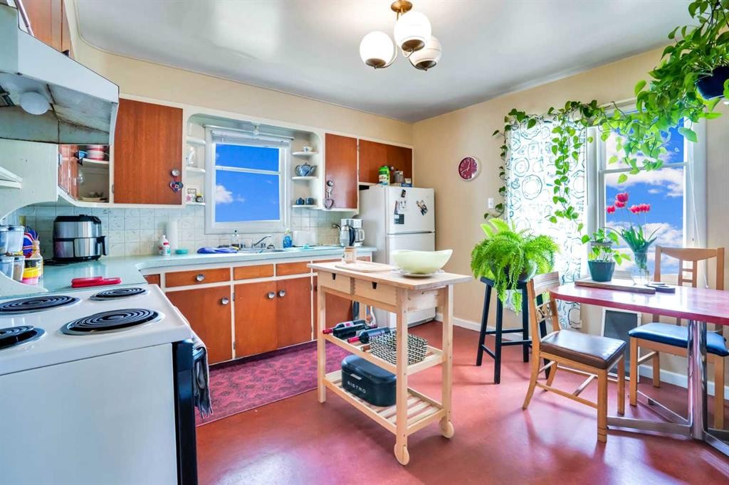 112 29 Avenue Nw, Calgary, AB - Indoor Photo Showing Kitchen