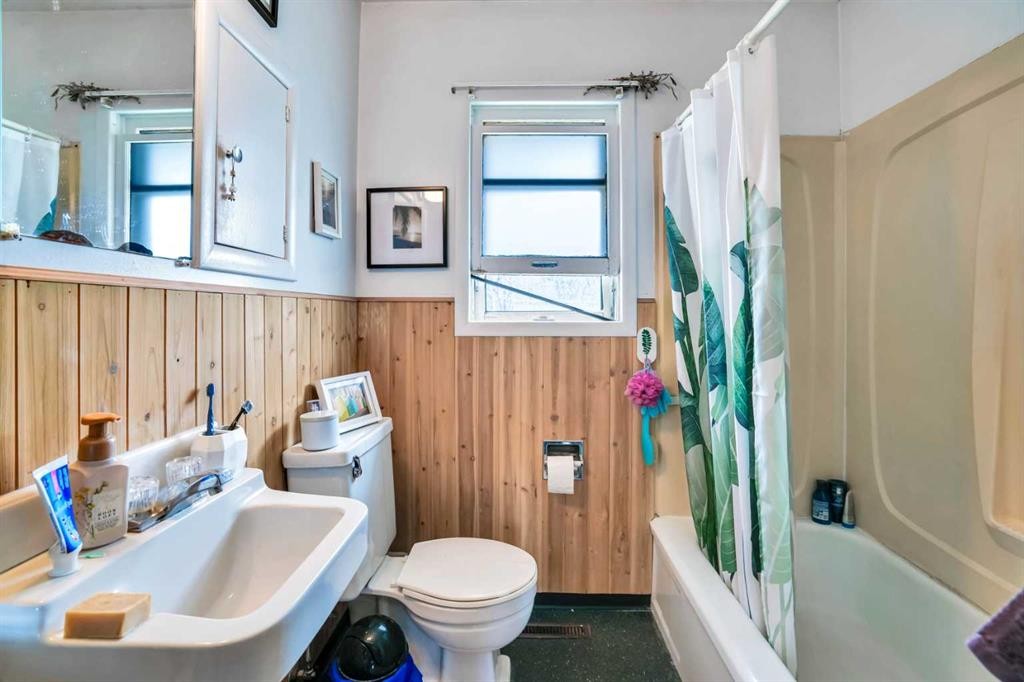 112 29 Avenue Nw, Calgary, AB - Indoor Photo Showing Bathroom
