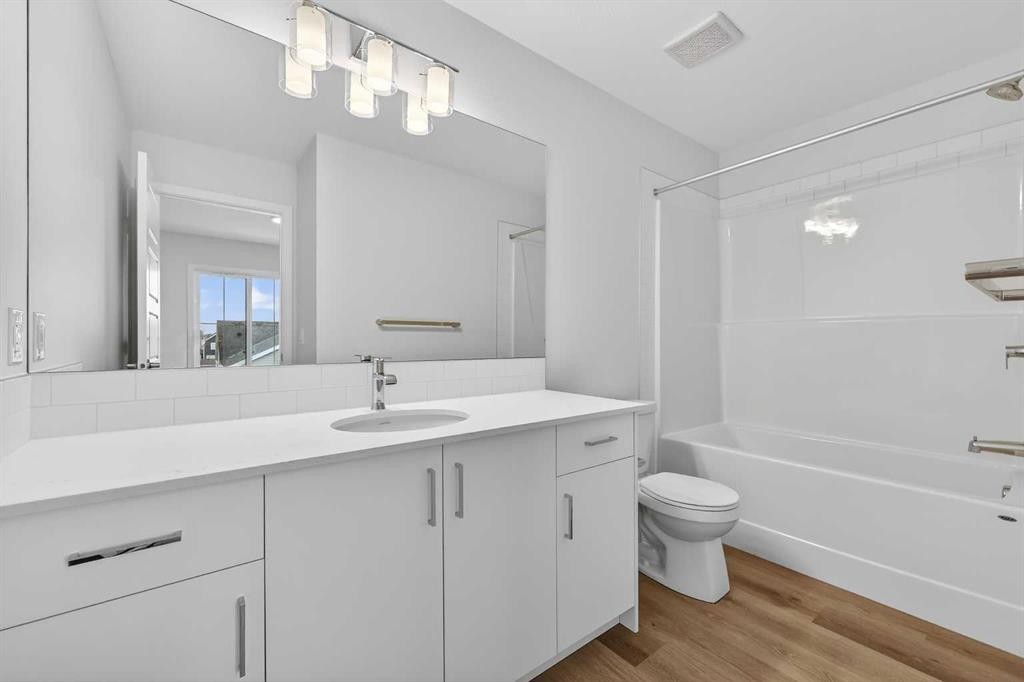 107-1750 Rangeview Drive Se, Calgary, AB - Indoor Photo Showing Bathroom
