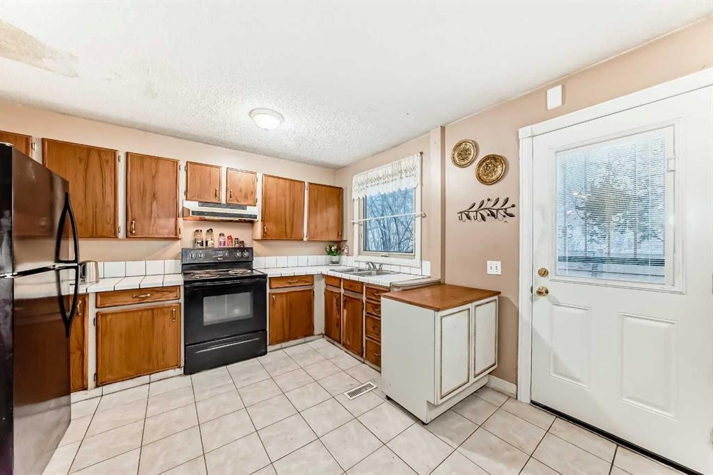 2319 56 Street Ne, Calgary, AB - Indoor Photo Showing Kitchen