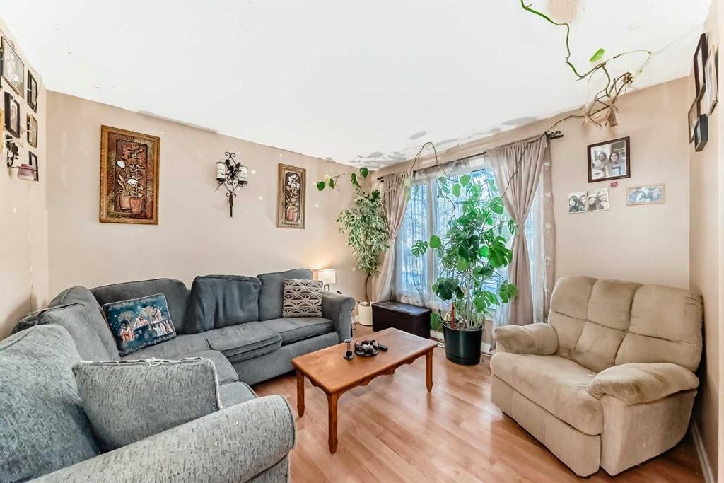 2319 56 Street Ne, Calgary, AB - Indoor Photo Showing Living Room
