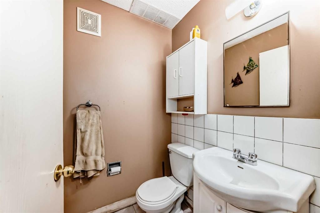 2319 56 Street Ne, Calgary, AB - Indoor Photo Showing Bathroom