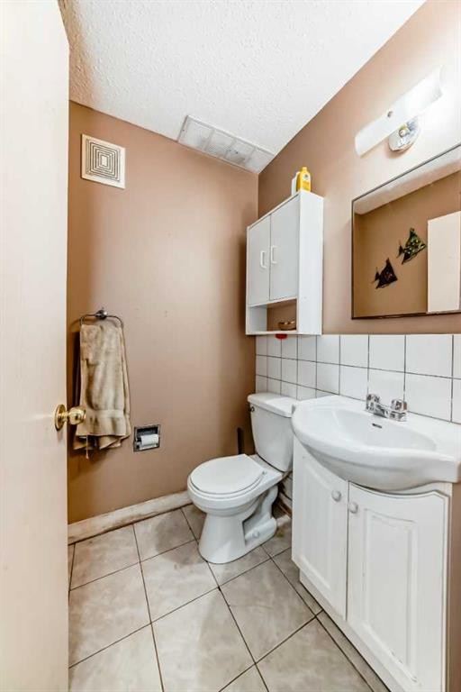 2319 56 Street Ne, Calgary, AB - Indoor Photo Showing Bathroom