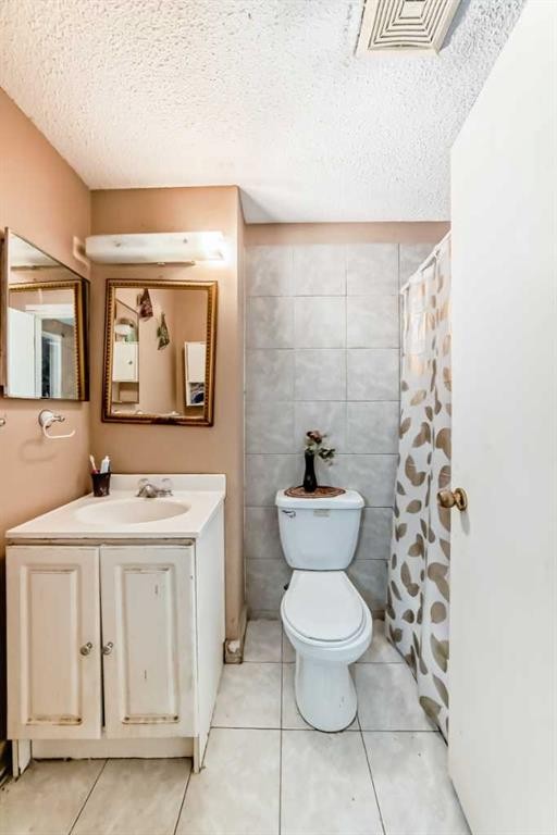 2319 56 Street Ne, Calgary, AB - Indoor Photo Showing Bathroom